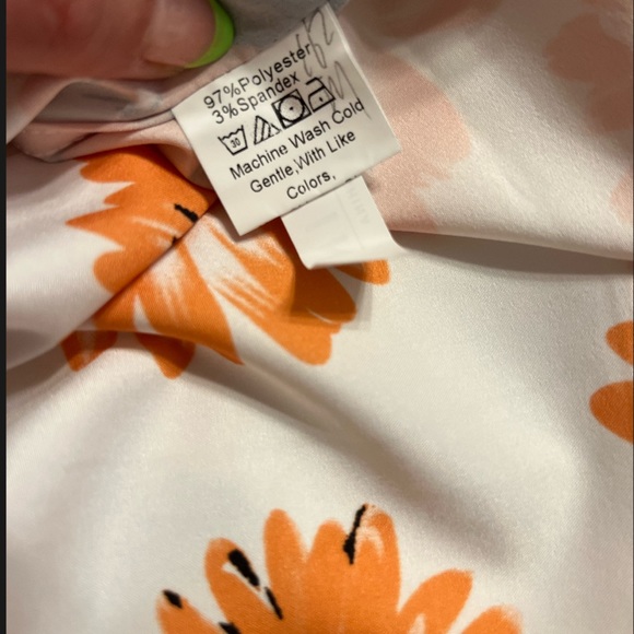 NWOT Men’s Button Down shirt, size medium, sunflowers, lightweight, butt… - Picture 3 of 5